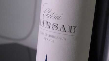 Vinul zilei: un roșu savuros obținut din struguri Merlot, care dezvăluie note de cireșe, fructe de pădure, măsline negre și boabe de cafea. Cotat cu 92 puncte Robert Parker și 95 puncte James Suckling