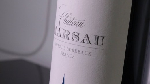 Vinul zilei: un roșu savuros obținut din struguri Merlot, care dezvăluie note de cireșe, fructe de pădure, măsline negre și boabe de cafea. Cotat cu 92 puncte Robert Parker și 95 puncte James Suckling