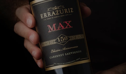 Vinul zilei: un vin obținut din soiul Carmenere, un portdrapel al viticulturii din Chile, cu note de mure, cireșe negre, prune, piper, ciocolată, coajă de portocală și lemn dulce, cotat cu 92 puncte James Suckling și 91 Robert Parker