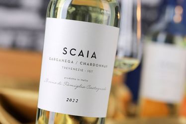 Vinul zilei: un asamblaj mai puțin întâlnit, între Garganega și Chardonnay, al cărui rezultat abundă în arome florale, citrice, mere, banane, pepene galben, la care se adaugă note minerale