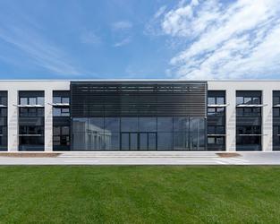 Moncler extinde fabrica din România și anunță angajări