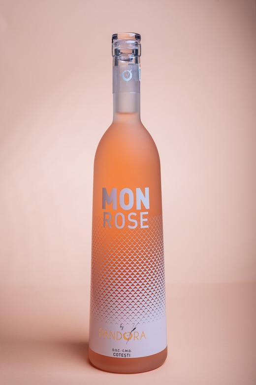 Vinul zilei: un roze plăcut, bine făcut, obținut din Fetească Neagră, de la singura cramă premium boutique din zona Vrancei. Perfect alături de mezeluri ușoare, brânzeturi, grătar de pasăre, piept de rață, pește sau fructe de mare