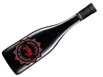 Vinul zilei: un Negru de Drăgășani cu arome de condimente, cireșe negre, coacăze și tente de violete. Medaliat cu Aur la Mundus Vini 2023 și la Berliner Wein Trophy 2023