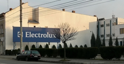 Electrolux, cu fabrică și în România, declanșează noi concedieri. Acțiunile cad