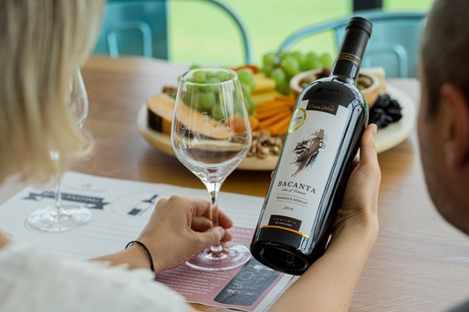 Vinul zilei: de Ziua Internațională a vinului Merlot savurează un Merlot din Vrancea, învechit în baricuri de stejar, un vin elegant, cu prestanță, care dezvăluie note intense de fructe negre, prune și vanilie