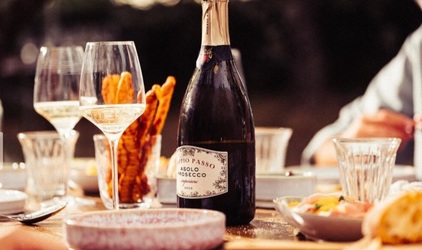 Vinul zilei: un Prosecco de bună calitate, cu arome de fructe de pădure și citrice, urmate de nuanțe de unt și mere Golden. Un vin crocant, delicios, medaliat cu Aur la Mundus Vini, Berlin Wine Trophy și Women's International Trophy