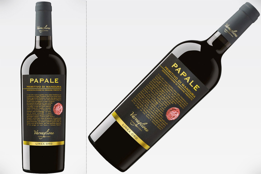 Vinul zilei: un vin roșu cotat cu 97 puncte Luca Maroni, un vin reper pentru soiul Primitivo, cu nuanțe aromatice de fructe negre, cacao și condimente. Alcoolul ridicat este echilibrat foarte bine de taninuri și fructuozitate. Perfect alături de preparate