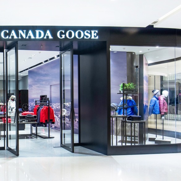FOTO Tranzacție surpriză: Producător canadian celebru de geci de lux cumpără o fabrică în România, care livrează și pentru alți giganți