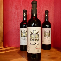 Vinul zilei: un vin roșu obținut din struguri Tempranillo, care provine din Rioja, cea mai prestigioasă zonă viticolă spaniolă. Vinul emană parfum de cireșe, vanilie și lemn dulce. Un vin cotat cu 91 puncte Robert Parker și 91 puncte James Suckling