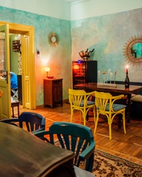 O poveste nouă despre brânză și vin într-o casă din București, cu un aer exotic 