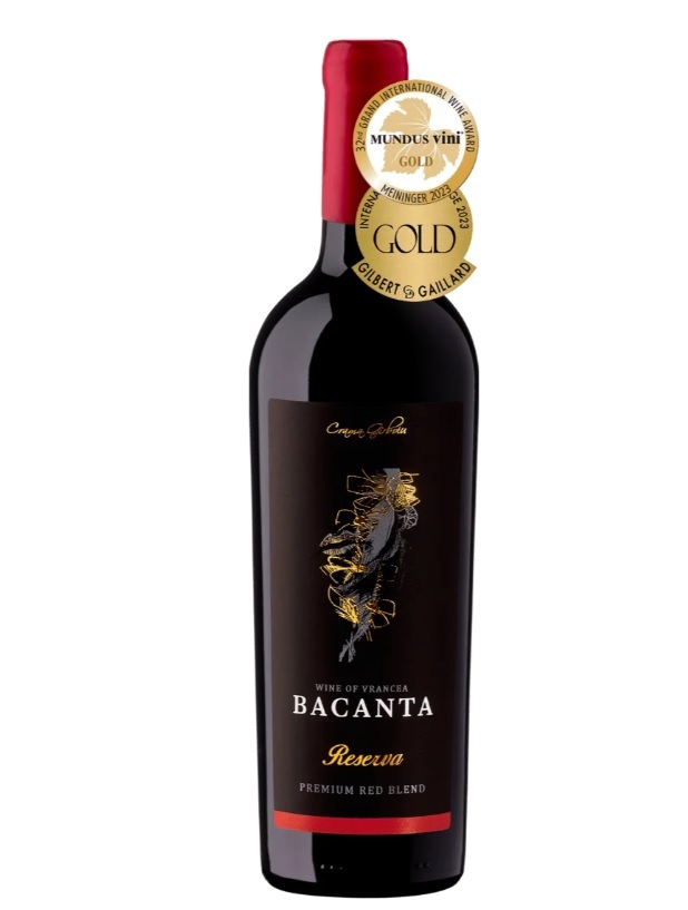 Vinul zilei: un asamblaj interesant de Cabernet Sauvignon, Merlot, Fetească Neagră și Syrah, provenit din zona Cotești, Vrancea. Medaliat cu aur la Gilbert & Gaillard 2023 și Mundus Vini 2023, medaliat cu bronz la Decanter Awards