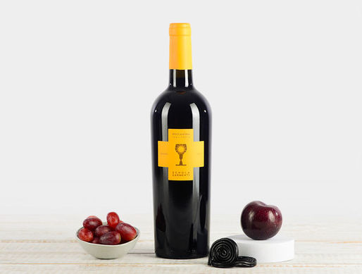 Vinul zilei: un Negroamaro din regiunea Salento, Puglia, un vin roșu liniștit, cu arome de condimente, fructe roșii și tutun. Structură elegantă și catifelată, bine echilibrată. Savurați acest vin alături de preparate din carne roșie sau paste