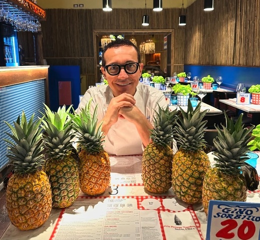 VIDEO Napoletanul Gino Sorbillo, considerat regele pizzerilor din Italia, a început să facă pizza cu ananas. Alăturarea fructului cu pizza e considerată în peninsulă un afront național. Istoria pizzei care produce oroare în Italia