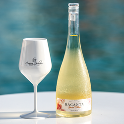 Vinul zilei: un vin alb obținut din Șarbă, un soi autohton, cu note olfactive de fruct exotic împletite cu tușe citrice și florale. Un vin contemporan, care pune în valoare soiul local fanion al zonei din care provine