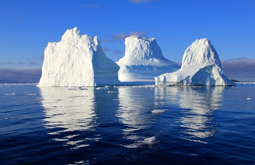 Un startup din Groenlanda începe să livreze gheață recoltată direct din ghețarii arctici către baruri