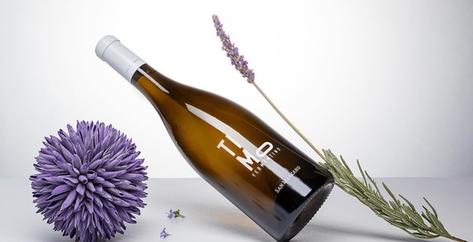 Vinul zilei: un Vermentino tonic, prietenos și versatil, cu miros delicat de flori albe și citrice, la care se adaugă pe palat aromele de lămâie confiată, coajă de portocală și tente de cimbru și rozmarin. Cotat cu 95 puncte Luca Maroni