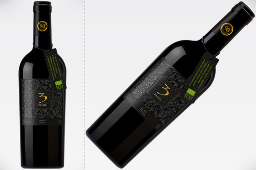 Vinul zilei: un cupaj de Sangiovese, Negroamaro și Malvasia Nera, cu note olfactive de cireșe negre, violete și note minerale. Cotat cu 98 puncte Luca Maroni