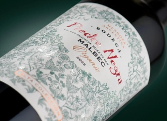 Vinul zile: un Malbec “școală”, definit olfactiv de note de fruct negru copt, vanilie și scorțișoară. Pe palat păstrează aceleași note, la care se adaugă cele de dulceață de prune și ciocolată neagră