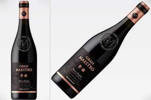 Vinul zilei: un cupaj roșu savuros, obținut din Primitivo, Negroamaro și Sangiovese, cotat cu 98 puncte Luca Maroni. Perfect alături de preparate din carne roșie sau brânzeturi maturate