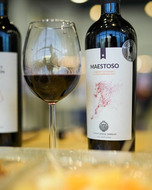 Vinul zilei: un cupaj roșu savuros din regiunea Banat Silagiu, un vin cu arome fructate, de condimente și ierburi aromatice, toate completate de notele minerale. Premiat la concursurile din domeniu