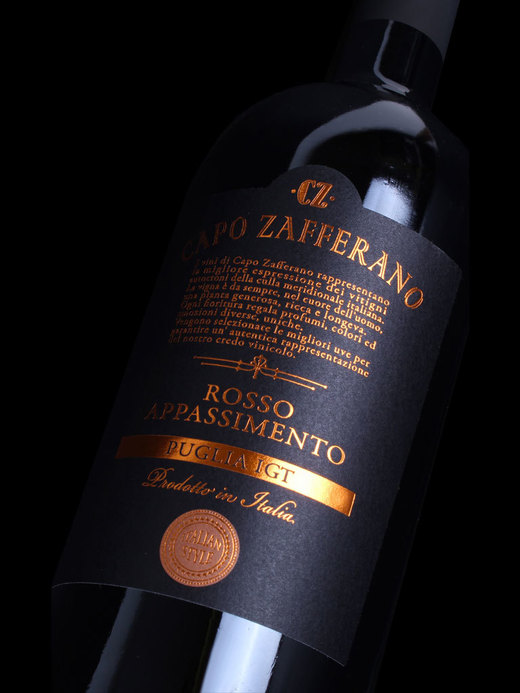 Vinul zilei: un cupaj roșu din Merlot, Primitivo și Negroamaro, originar din regiunea Puglia, bazat pe note intense de fructe negre, condimente dulci și tonuri minerale