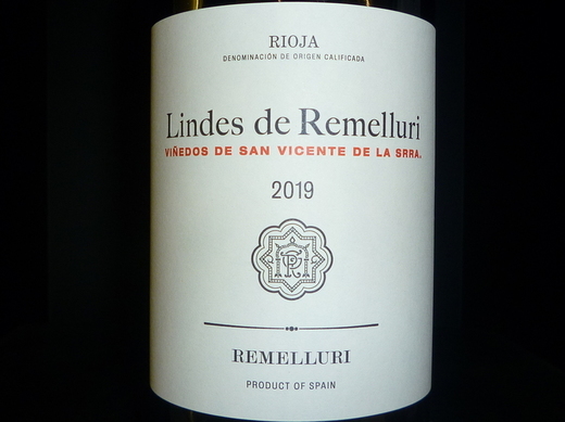 Vinul zilei: un roșu expresiv obținut din Tempranillo și Garnacha, cotat cu 94 puncte James Suckling și 92 puncte Robert Parker. Un asamblaj luminos care dezvăluie arome de fruct bine copt și condimente dulci