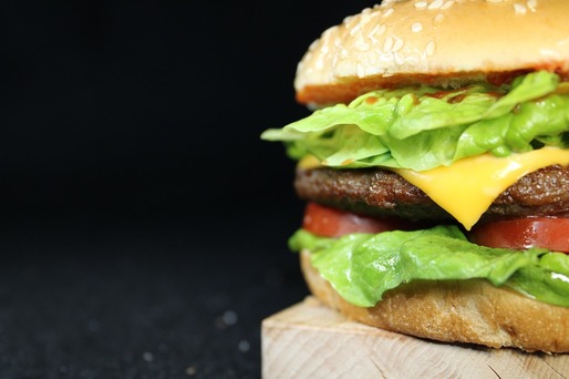 Lanț de fast food-uri trece la „prețuri dinamice”