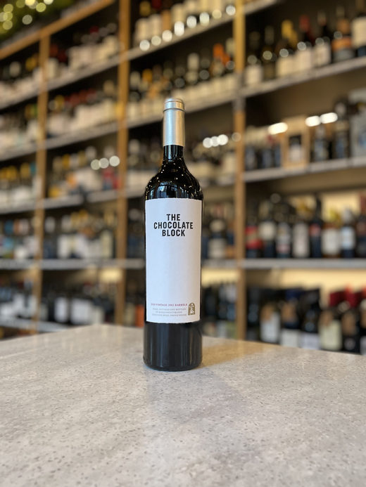 Vinul zilei: un cupaj roșu din Africa de Sud, cu note de fructe negre și roșii, așezate pe un fundal de ciocolată amăruie. Structura aromatică este completată de tonuri de violete, levănțică, grafit, lemn dulce și tabac