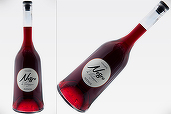 Vinul zilei: un Negru de Drăgășani care duce paradigma “rustic elegant” la cu totul alt nivel, un vin cu note de fructe roșii, în special vișine și cireșe, potrivit alături de preparate culinare mai consistente
