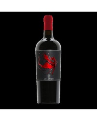 Vinul zilei: un vin roșu cotat cu 99 puncte Luca Maroni, cu o aciditate peste medie, corp robust și note de fructe roșii, lemn dulce, piper negru și tabac. Perfect alături de o lasagna aburindă