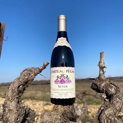 Vinul zilei: un cupaj roșu obținut din struguri Grenache, Syrah și Mourvedre, cu arome de cireșe, fructe negre de pădure, cola, caramel și ceva nuanțe condimentate pe final. Cotat cu 92 puncte James Suckling