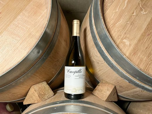 Vinul zilei: un vin alb de neratat, cu arome olfactive de flori și arome de fruct copt, cu o textură cremoasă și catifelată. Dezvăluie o aciditate echilibrată și un finiș lung. Merge perfect cu pește, legume, risotto, pui sau rață
