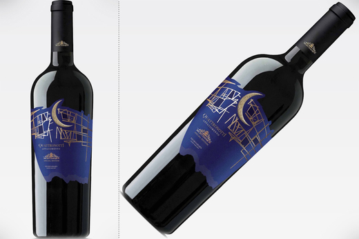 Vinul zilei: un Negroamaro cu caracter puternic și complex, care dezvăluie arome de fructe negre coapte, prune uscate, cafea și condimente. Gust mătăsos, echilibrat, note îndulcite și final persistent