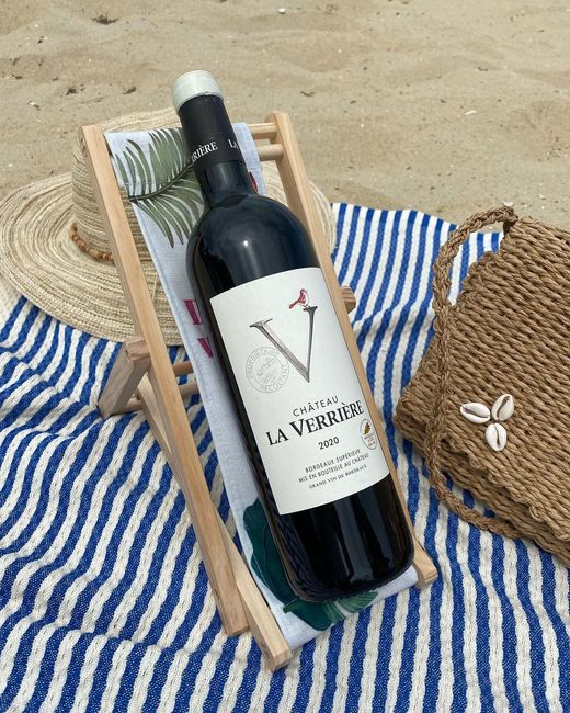 Vinul zilei: un cupaj roșu obținut din Cabernet Franc, Cabernet Sauvignon și Merlot care dezvăluie parfumuri fructate, gust destul de intens și taninuri frumos arcuite