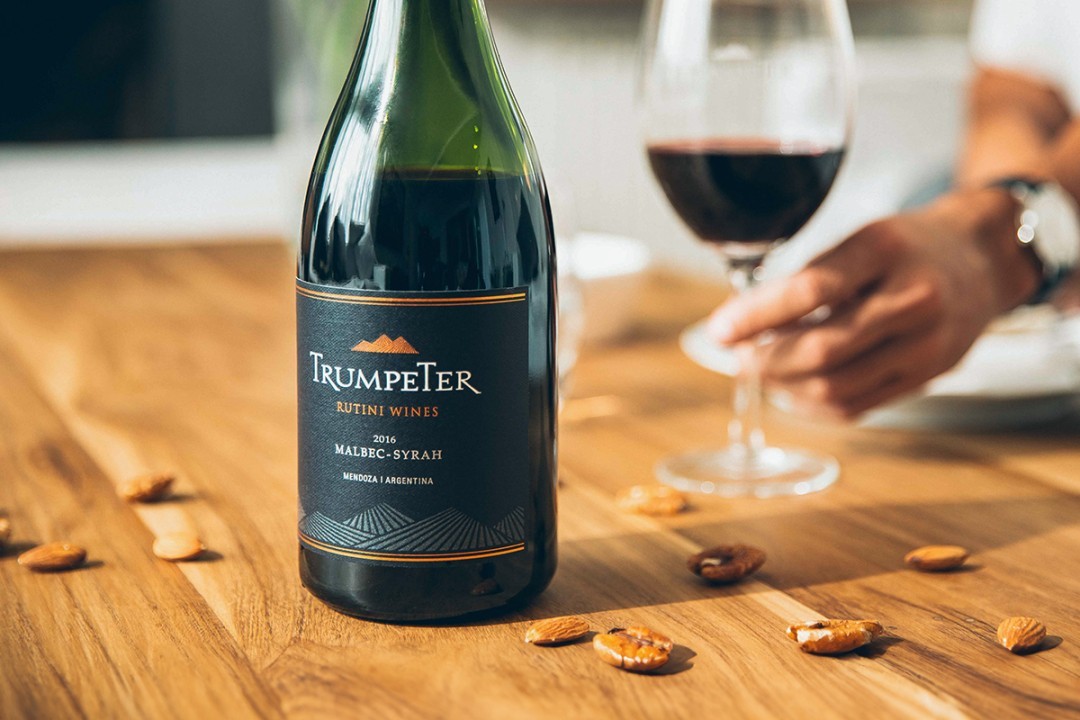 Vinul zilei: un cupaj roșu argentinian obținut din Malbec și Syrah, cu arome intense de fructe roșii, cireșe, prune, mure, mentă și piper, la care se adaugă note subtile de ciocolată, condimente și tabac