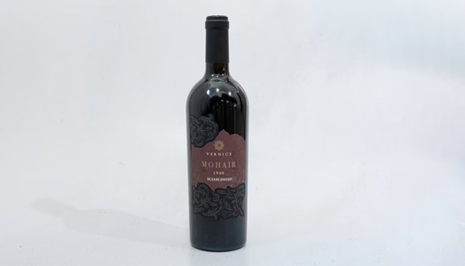 Vinul zilei: un roșu obținut din Sciascinoso, soiul de struguri cultivat în special în Campania, Italia, un “vin altfel”, cu arome de fructe negre, ierburi și arome discrete de cacao