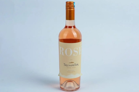 Vinul zilei: un roze din Malbec, originar din regiunea Uco Valley, un vin sobru și elegant, cu arome de fructe roșii confiate, cireșe de mai, căpșuni, lime, grapefruit roz și subtile senzații de vanilie