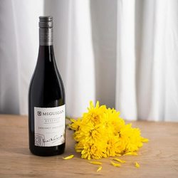 Vinul zilei: un roșu obținut din Shiraz, de la o cramă de familie din Australia. Savurați-l cu preparate din miel, rață și carne roșie