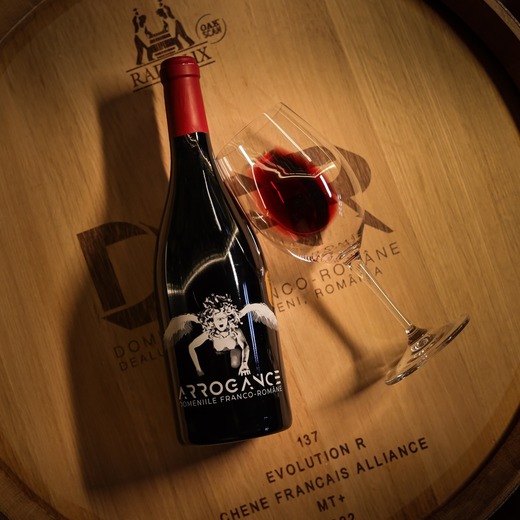 Vinul zilei: un cupaj de Fetească Neagră și Merlot din regiunea Dealu Mare, un vin tânăr și sofisticat, cu un echilibru remarcabil între aromele de fructe negre și condimente