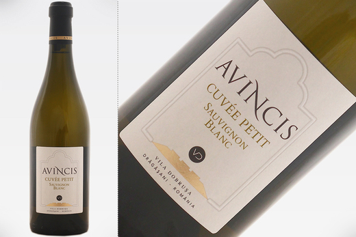 Vinul zilei: un Sauvignon Blanc românesc foarte bun, cu arome de iarbă proaspăt cosită, grapefruit, coajă de lămâie și ceva tente dulcege de piersici și mango