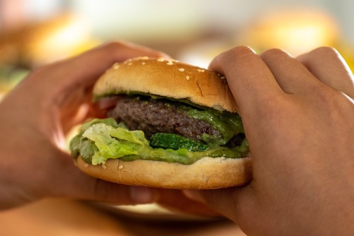 Industria fast-food l-ar putea da jos pe Biden. Big Mac-ul costă 18 dolari, un preț exagerat pentru cei obișnuiți să se aprovizioneze cu câțiva dolari