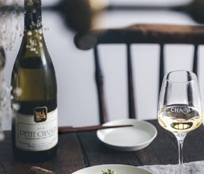 Vinul zilei: un Chardonnay cu note florale și de fructe de vară, ceva mentă la final și o bază minerală, răcoritoare. Merge perfect cu o salată de fasole verde, usturoi, maioneză ușoară, rodie și somon