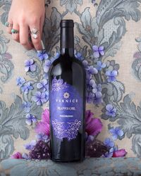 Vinul zilei: un vin roșu obținut din soiul Piedirosso. Un vin prietenos și bine șlefuit, un vin de neratat, perfect alături de paste, pizza, carne albă și roșie, mezeluri și brânzeturi