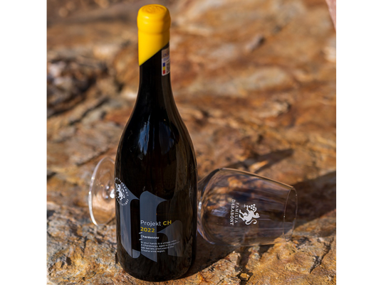 Vinul zilei: un Chardonnay elegant de la o cramă din Bihor, un vin gastronomic, cu concentrare și complexitate, perfect alături de paste cu sos cu brânză, pește alb, fructe de mare sau carne de pui