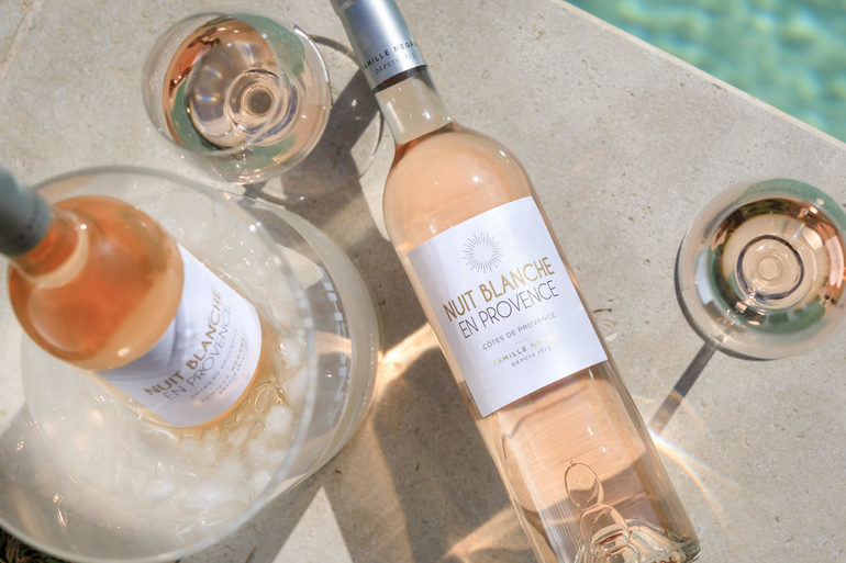 Vinul zilei: o combinație clasic provensală de Grenache și Cinsault cu arome florale delicate și de fructe roșii. Gust mineral, citric, cu note subtile de zmeură și căpșuni