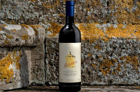Vinul zilei: un cupaj echilibrat de Merlot și Cabernet Sauvignon, cu arome intense de fructe negre, vanilie și condimente. Cotat cu 92 puncte Robert Parker