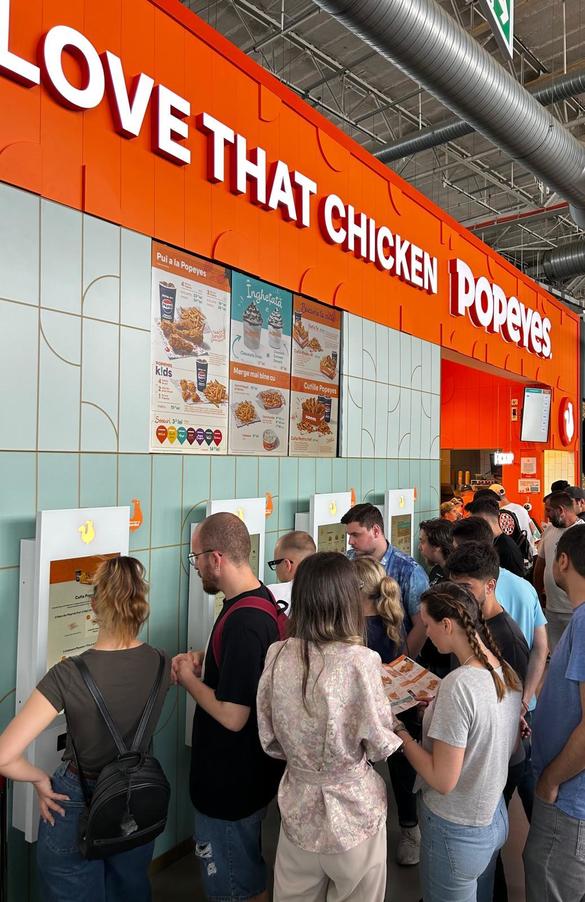 FOTO Popeyes continuă extinderea în România. Deschidere cu saxofon din New Orleans