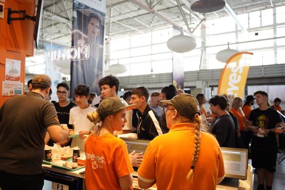 FOTO Popeyes continuă extinderea în România. Deschidere cu saxofon din New Orleans