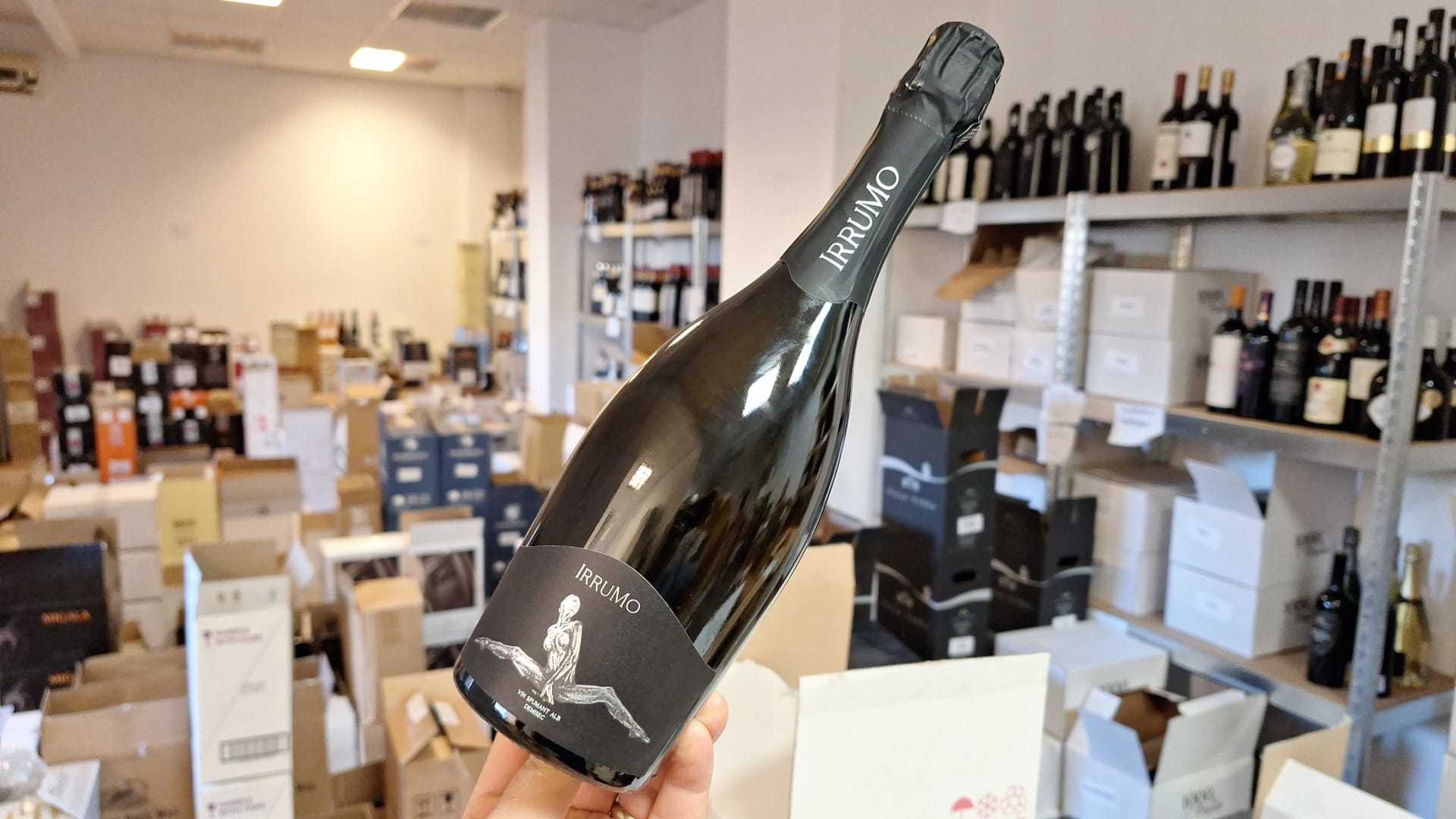 Vinul zilei: un spumant obținut din Muscat Ottonel, din regiunea Drăgășani, cu note de fructe tropicale, flori de salcâm și cremă de lămâie