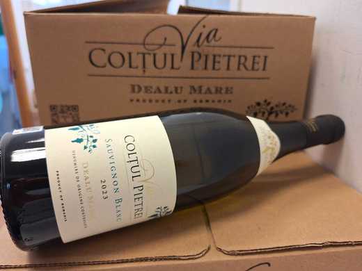 Vinul zilei: un Sauvignon Blanc din Dealu Mare, mineral, intens și expresiv, o alegere excelentă pentru preparate ușoare, de vară
